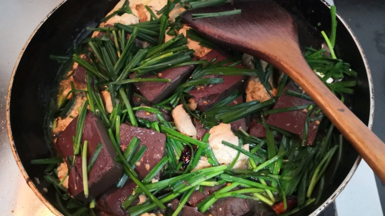 猪血炖豆腐,把韭菜段,翻拌均匀,韭菜回软,即可关火