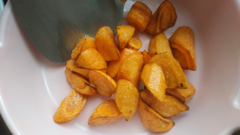 生炒鸡,胡萝卜变焦黄,盛出待用