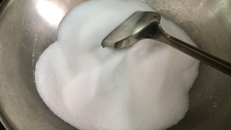 盐焗鹌鹑蛋,热锅,倒入食盐,中小火不断翻炒两三分钟