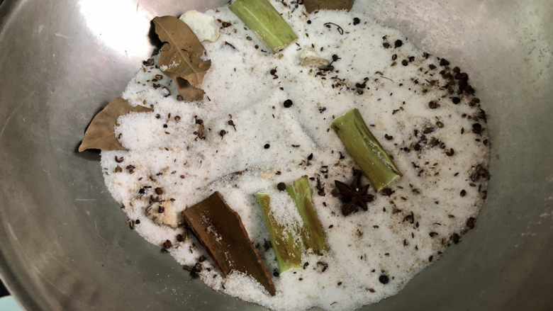 盐焗鹌鹑蛋,炒到盐微黄,香料味道溢出,真的超级香。