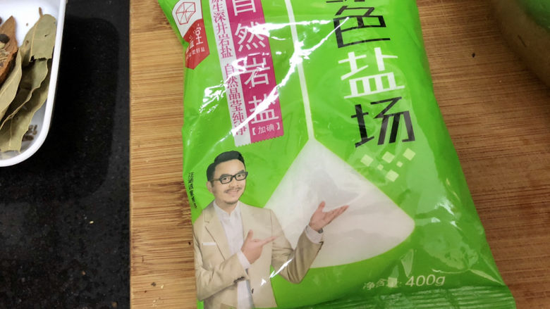 盐焗鹌鹑蛋,没有买到粗盐,就用的细盐也可以。阿晨准备了一袋半,发现有点少,没办法把鹌鹑蛋一次全盖住,我分了两次做的。大家最好多准备点盐。