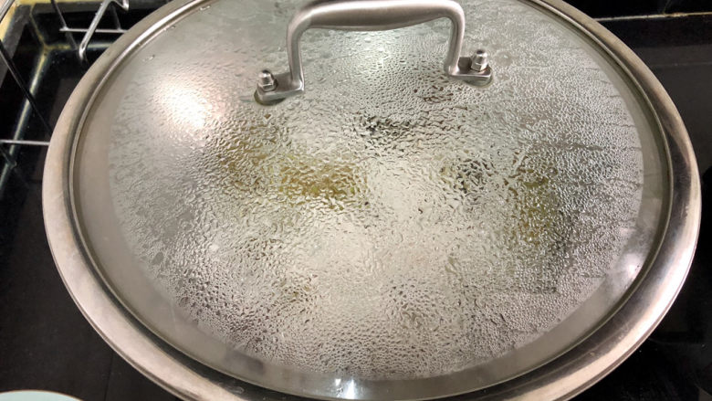 盐焗鹌鹑蛋,关火,焖30分钟到蛋熟透入味即可。