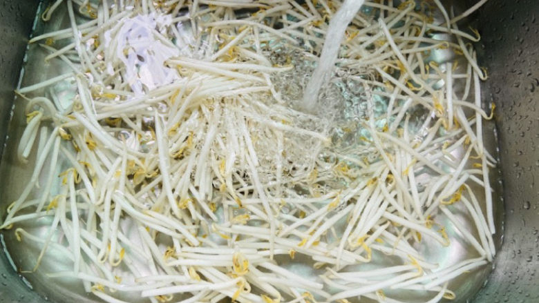 韭菜炒豆芽~刮油清肠越吃越瘦,豆芽摘掉尾部清洗干净