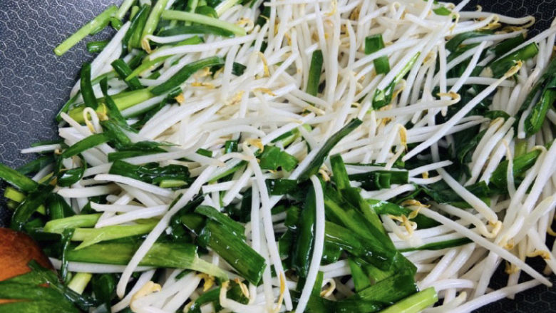 韭菜炒豆芽~刮油清肠越吃越瘦,入豆芽大火翻炒至断生
