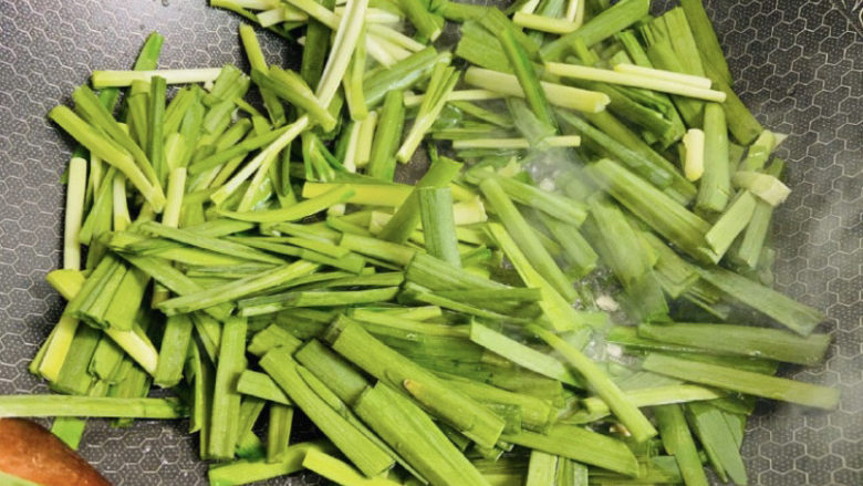 韭菜炒豆芽~刮油清肠越吃越瘦,放入韭菜大火翻炒片刻