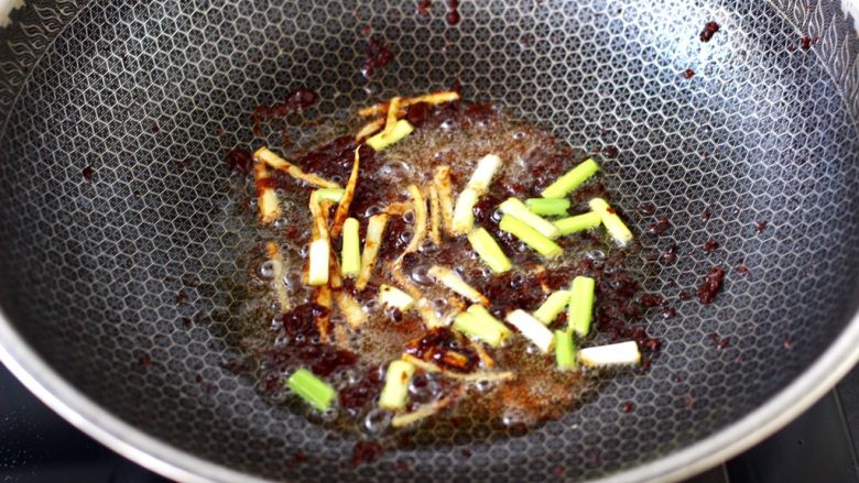 红蟹鱼酱焖冻豆腐,锅烧热倒入<a style='color:red;display:inline-block;' href='/shicai/ 849'>花生油</a>烧热,放入黄豆酱小火炒出香味,大火爆香葱姜丝。