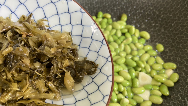 雪菜炒毛豆,倒入雪里蕻咸菜