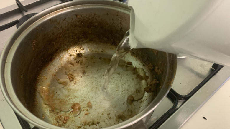 奶茶拉面,拿出肉末的锅不用洗,加入热水煮沸