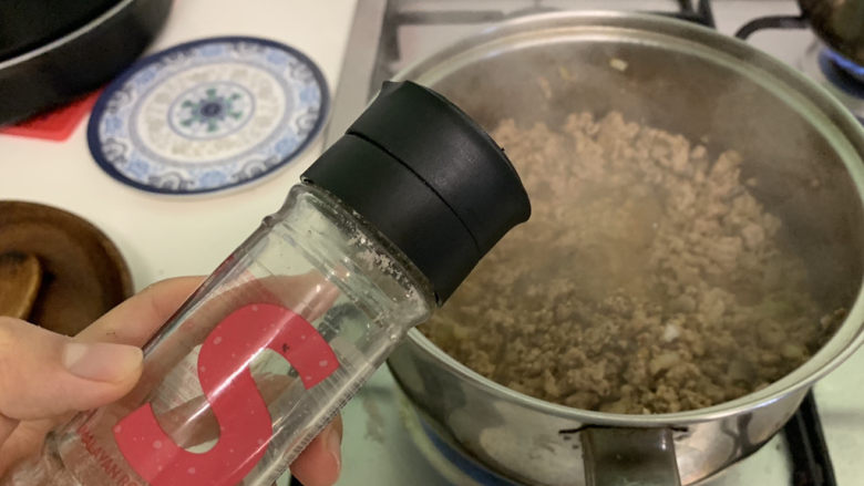 奶茶拉面,加入盐,少许