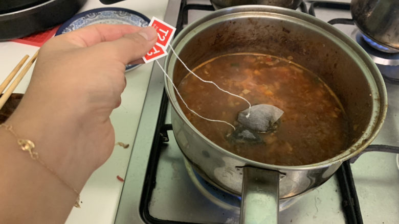 奶茶拉面,加入茶包,煮5分钟