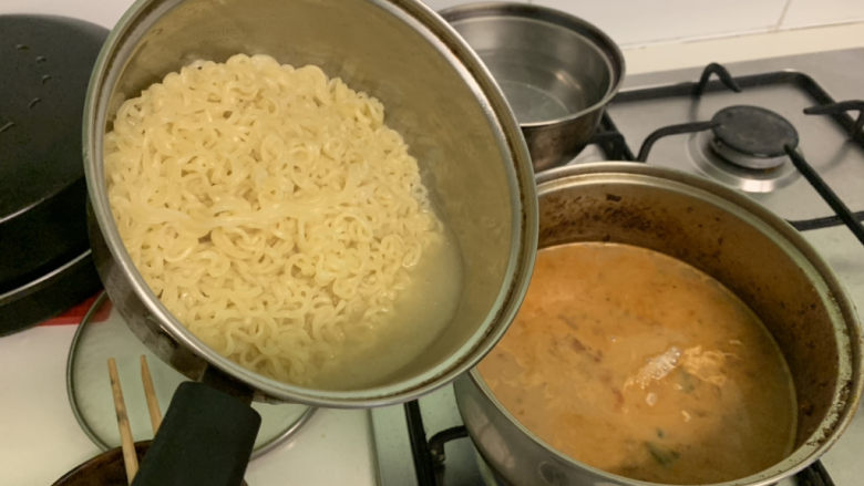 奶茶拉面,加入煮好的面,不要面汤