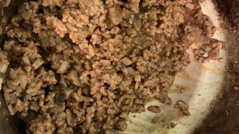 奶茶拉面,我取出了一部分打算明天吃,剩下的小部分,炒到微干,倒出备用。