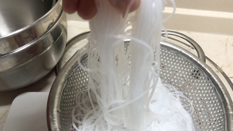 豆芽炒粉条,等粉丝变成全白,摸上去没有那么硬,就说明泡好了