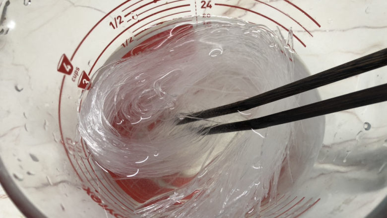豆芽炒粉条,把粉丝泡在热水中,水不用太滚烫的,泡的时候加个盖子