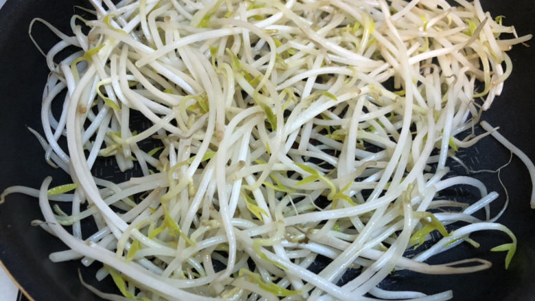 豆芽炒粉条,炒至豆芽变软,把豆芽拨到锅的一边