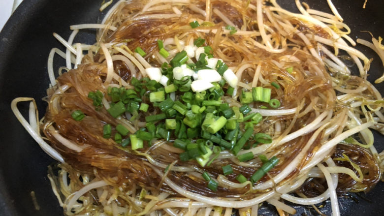 豆芽炒粉条,最后撒上葱花,炒匀就可以出锅