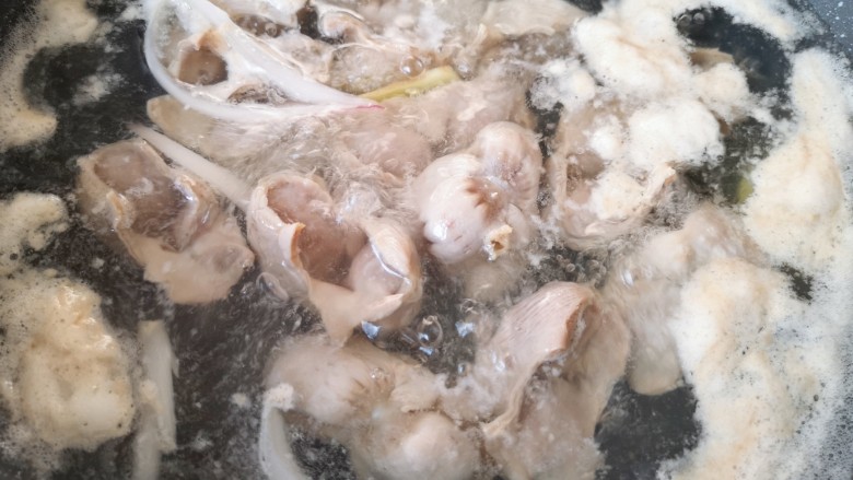 辣炒鸡胗,大火烧开撇去浮沫,转中火煮15分钟。