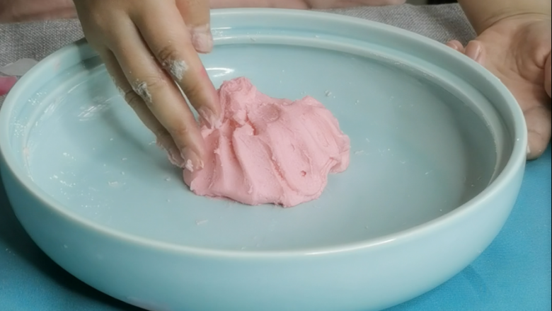三生三世十里桃花酥,颜值与美味并存,美到醉~~,制作干油酥:100克低筋面粉中加入50克猪油,再加入4滴色素。交替揉成表面光滑