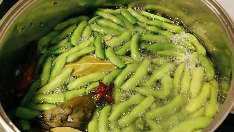 香辣毛豆,大火煮开 转中小火