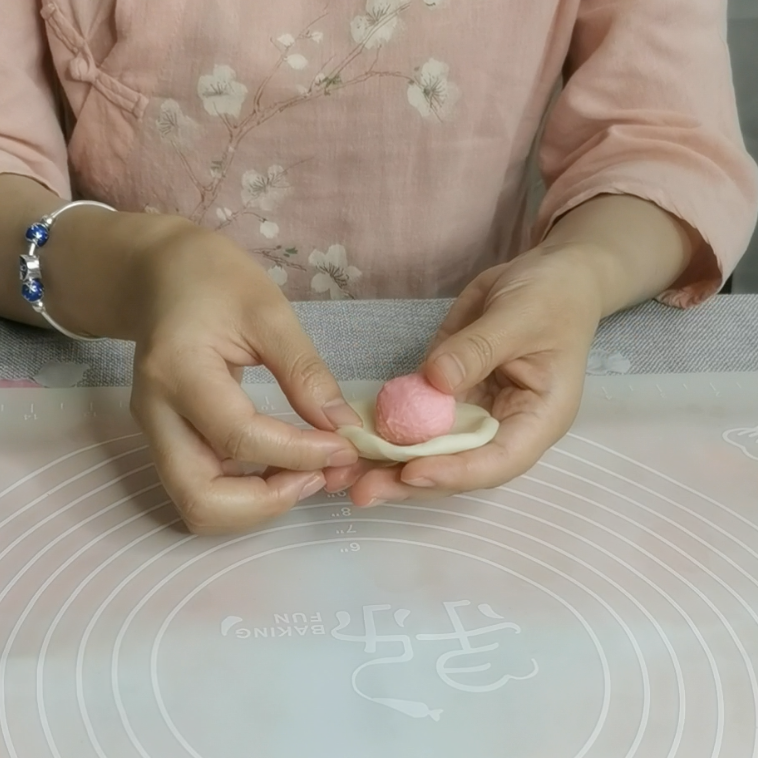 三生三世十里桃花酥,颜值与美味并存,美到醉~~,包酥:取一份水油皮,按成扁圆形,将粉色的油酥,收口朝下;