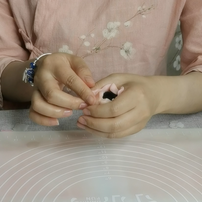 三生三世十里桃花酥,颜值与美味并存,美到醉~~,然后用虎口往上收,收成圆球形