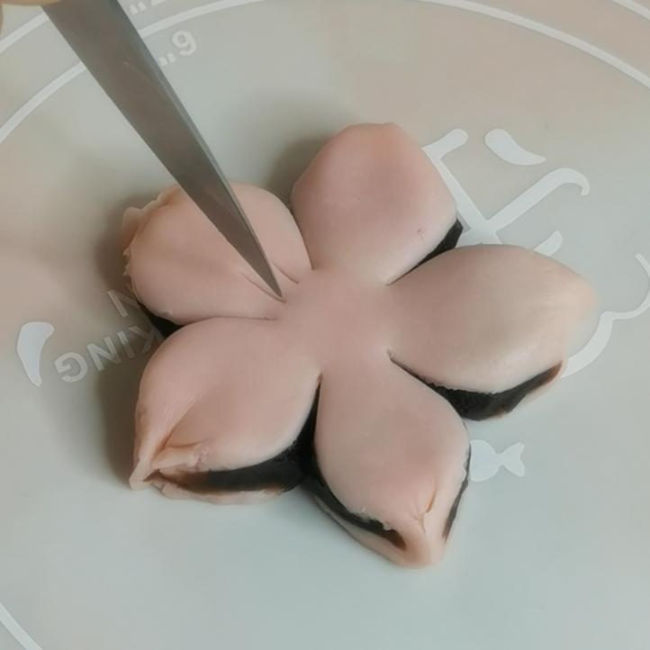三生三世十里桃花酥,颜值与美味并存,美到醉~~,然后用锋利的刀,在每瓣花的上方切2条小花纹。