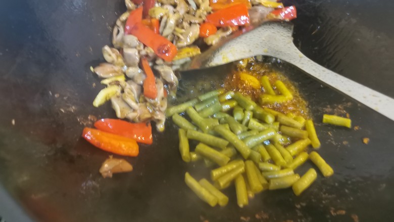 酸豆角辣炒鸡胗,继续用底油炒酸豆角,炒出酸豆角的香味,再一起翻炒