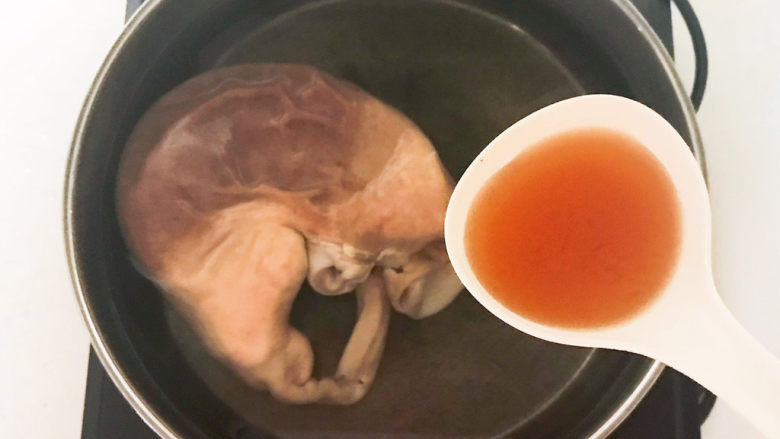 凉拌猪肚丝,把猪肚放入锅中,加入<a style='color:red;display:inline-block;' href='/shicai/ 718'>料酒</a>