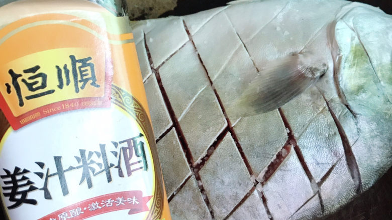 烤王特昌鱼,抹上料酒