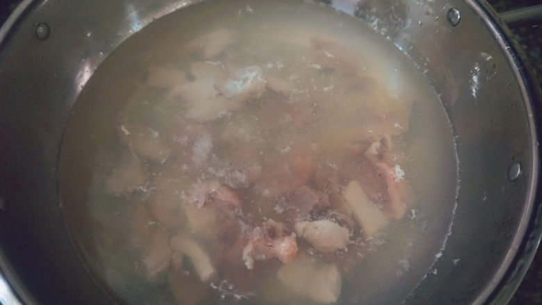 猪杂汤米线,水开后先倒入猪瘦肉和猪心,煮2-3分钟