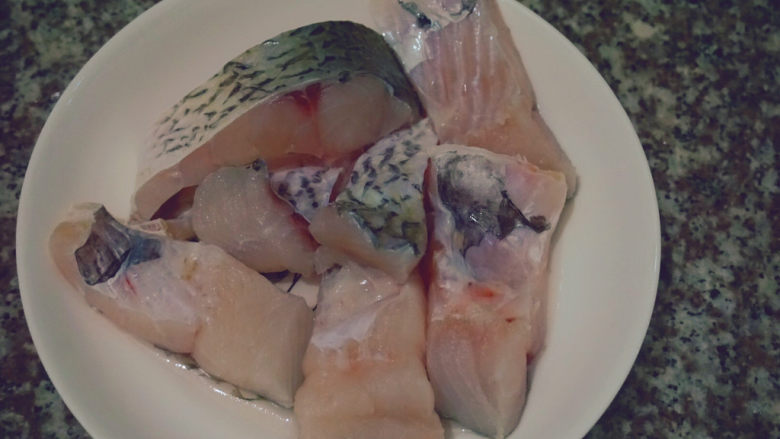 焖煮草鱼🐟,<a style='color:red;display:inline-block;' href='/shicai/ 397'>草鱼</a>切成块,用盐腌制半小时后洗干净