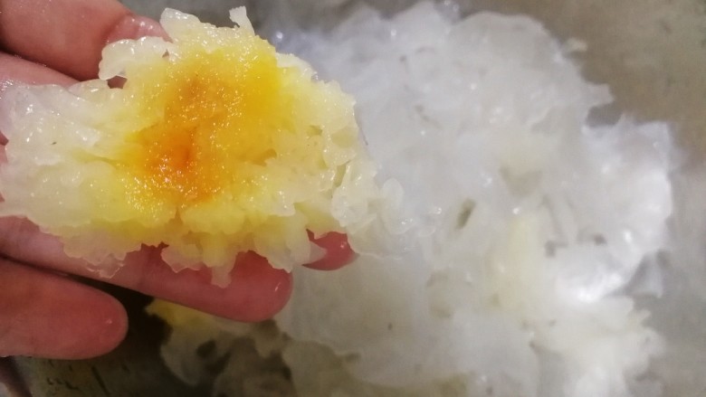凉拌银耳,撕成小块,根部扔掉。