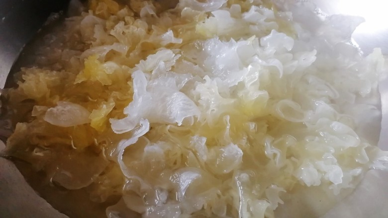 凉拌银耳,放开水里,水开煮半分钟。