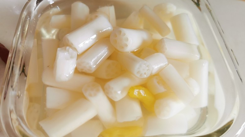 泡椒藕带炒鸡翅,网上买的藕带,开袋即可食用。