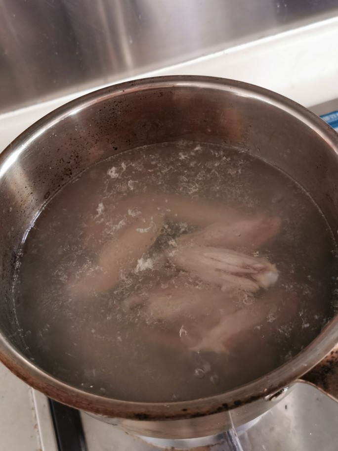 泡椒藕带炒鸡翅,放入鸡翅焯熟,捞起冲一下冷水。