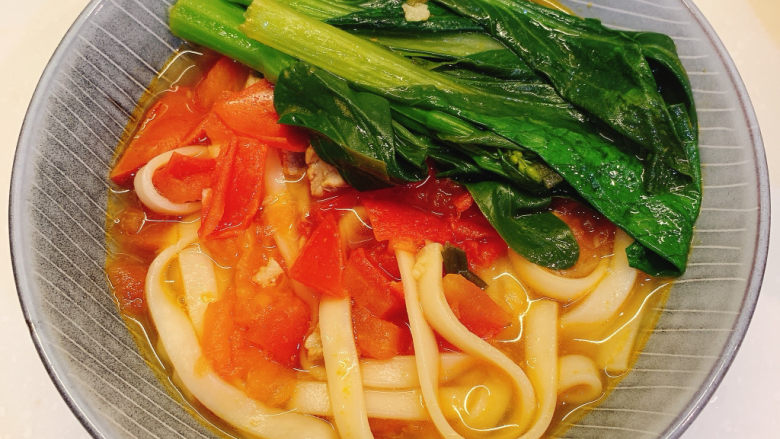 番茄浓汤面,装出来后,煎一个<a style='color:red;display:inline-block;' href='/shicai/ 9'>鸡蛋</a>,放入面条即可食用