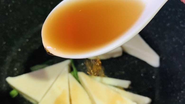 素炒千叶豆腐,加<a style='color:red;display:inline-block;' href='/shicai/ 718'>料酒</a>；