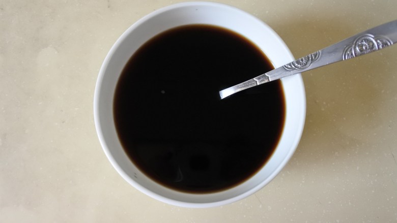 红糖桂花凉粉,红糖用热水冲开,放凉备用