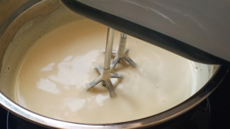 黑森林,再用电动打蛋器继续打发,要打发到位,不然后续发不起来。
