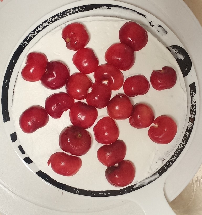 黑森林,再抹上一层淡奶油,铺一层对半切开的大<a style='color:red;display:inline-block;' href='/shicai/ 600'>樱桃</a>