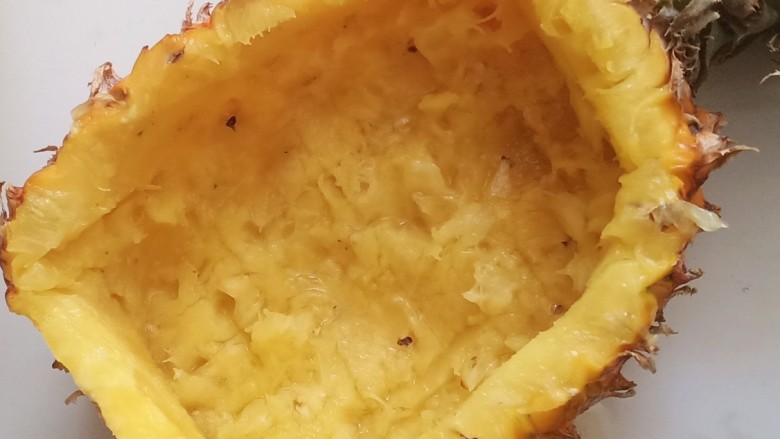 菠萝饭,把里面的果肉挖出来,可以用刀十字切。