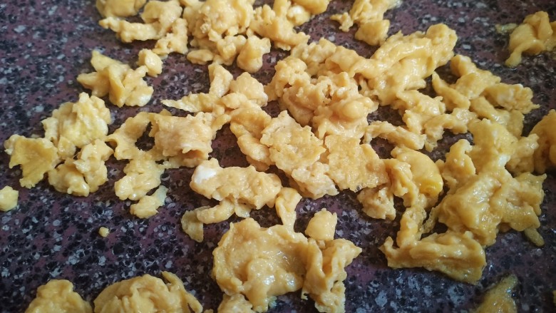 菠萝饭,取一个不粘锅,倒入油,把蛋液下锅炒熟后盛出来