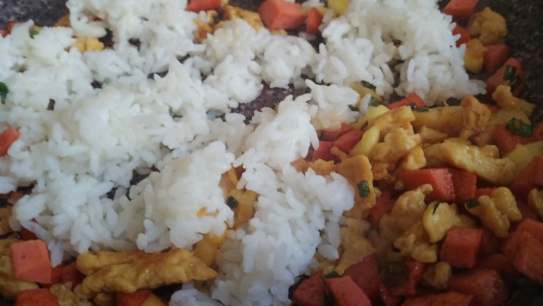 菠萝饭,最后放入<a style='color:red;display:inline-block;' href='/shicai/ 507'>米饭</a>,炒散,放盐调味即可