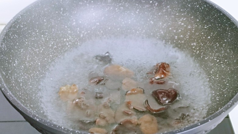 凉拌腐竹黄瓜,泡发的木耳焯水,水开后煮1分钟捞出淋干水分。