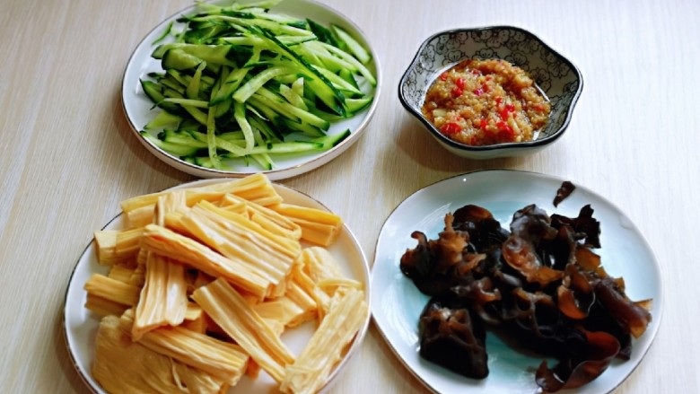 凉拌腐竹黄瓜,<a style='color:red;display:inline-block;' href='/shicai/ 54'>黄瓜</a>洗干净切丝,准备工作完成。