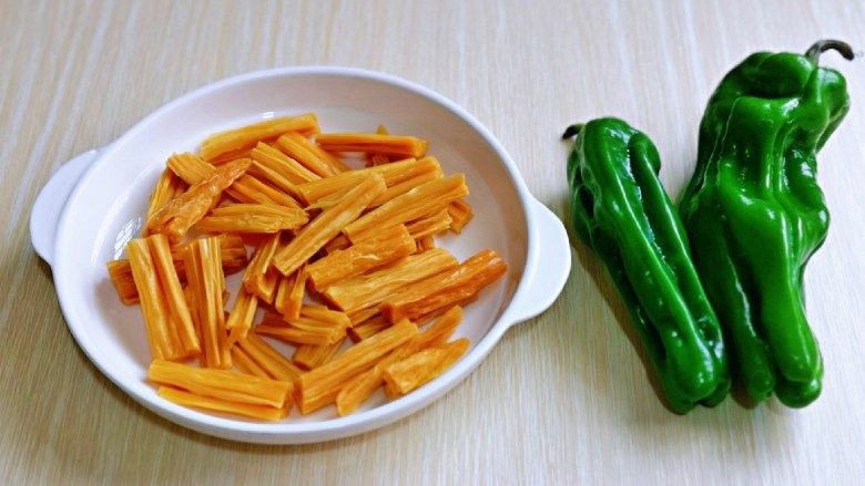 青椒炒腐竹,准备食材,<a style='color:red;display:inline-block;' href='/shicai/ 468'>腐竹</a>的量可以自己掌握。