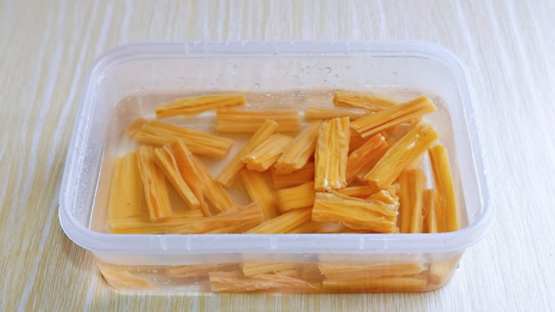 青椒炒腐竹,腐竹温水洗干净,再浸泡3-5小时,泡软就可以。