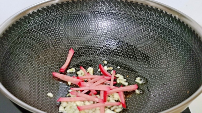 青椒炒腐竹,加入红肠条,小火翻炒。
