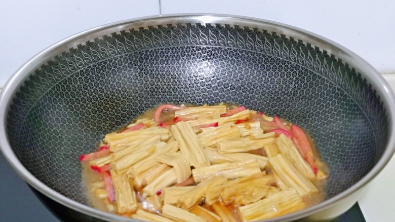 青椒炒腐竹,加入半小碗纯净水,中小火烧开。