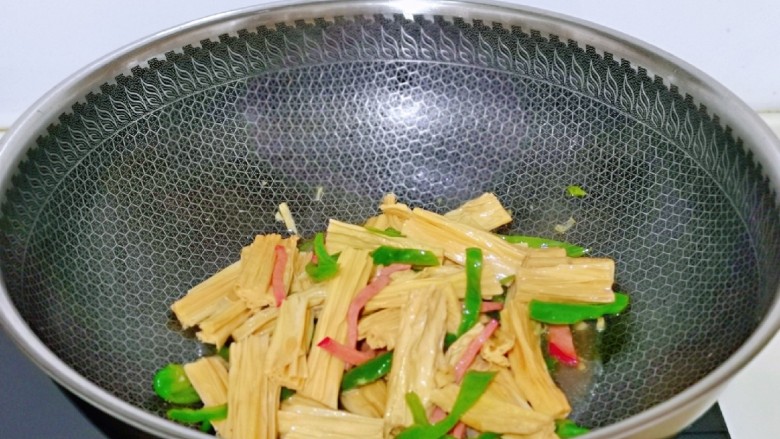 青椒炒腐竹,大火翻炒1分钟,关火出锅。
